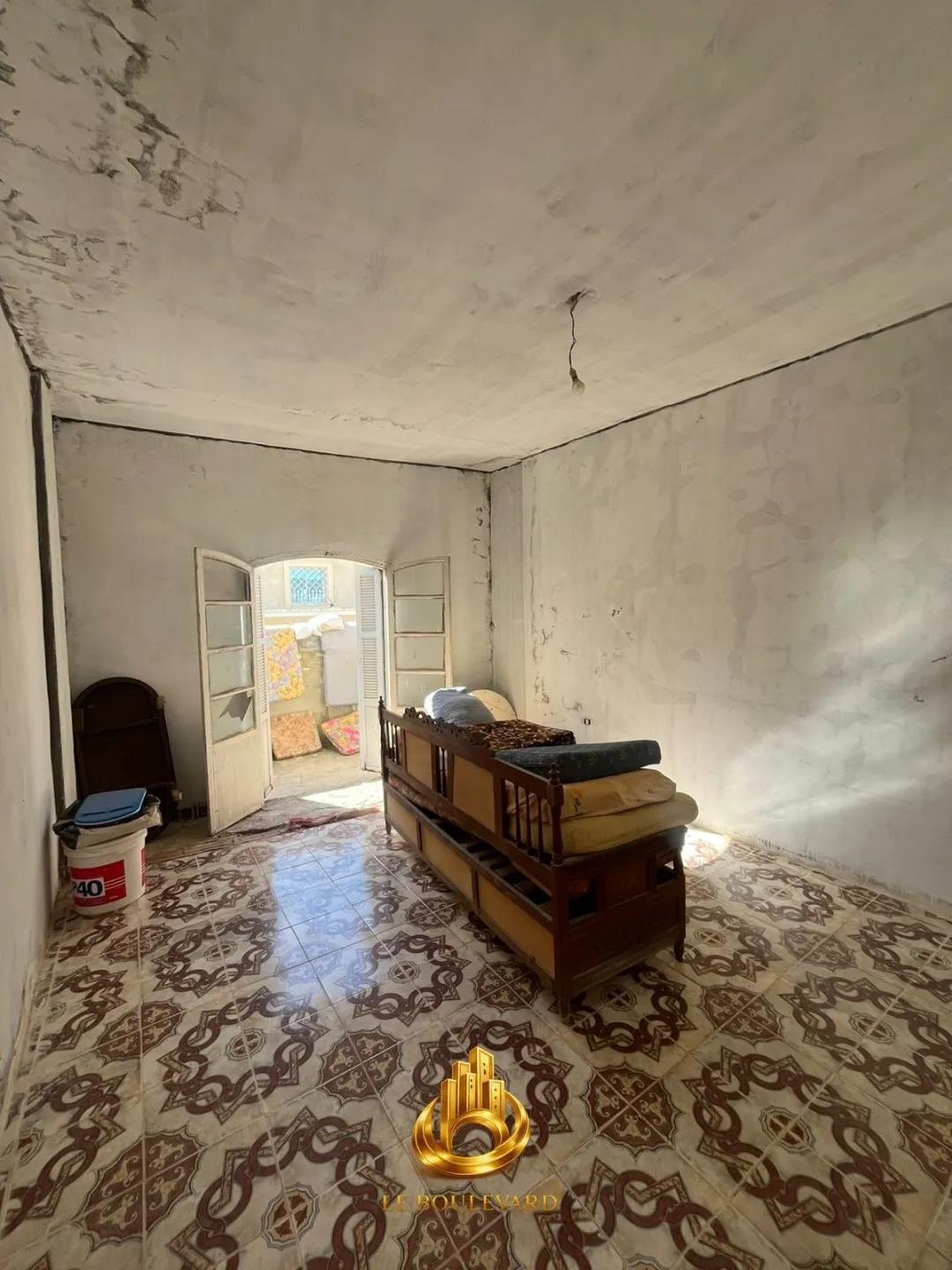 À Vendre Villa R+1 à Rénover à seulement 100 mètres de la plage à Maamoura, Nabeul