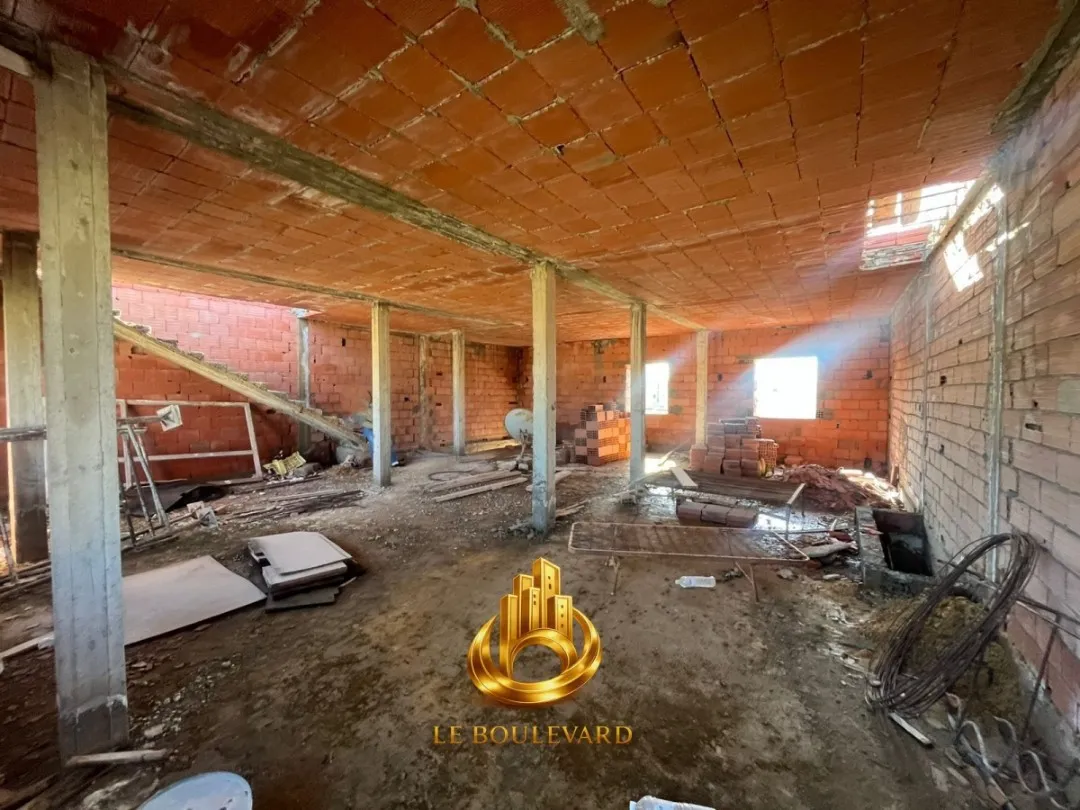 À Vendre Villa R+1 à Rénover à seulement 100 mètres de la plage à Maamoura, Nabeul