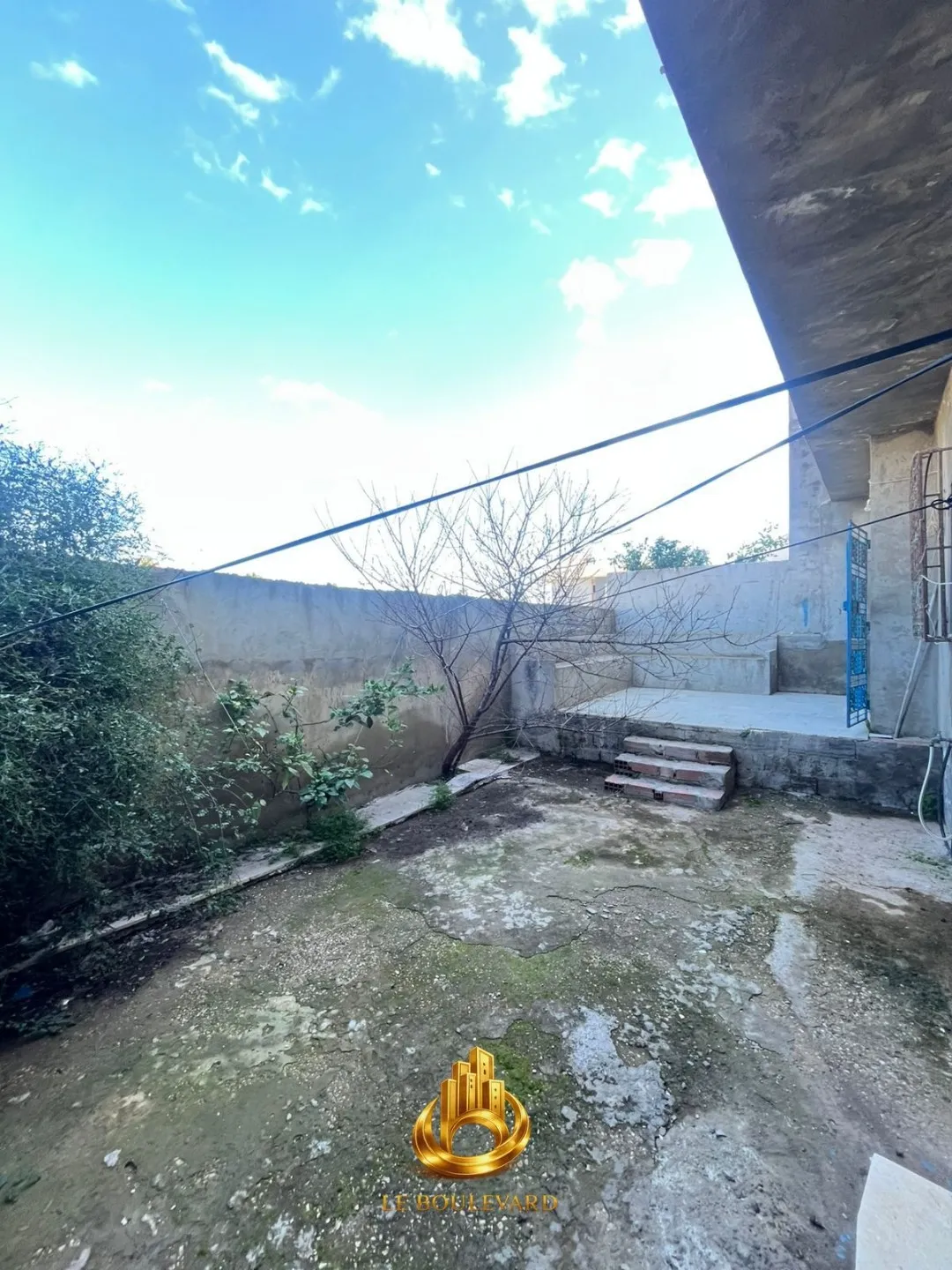 À Vendre Villa R+1 à Rénover à seulement 100 mètres de la plage à Maamoura, Nabeul