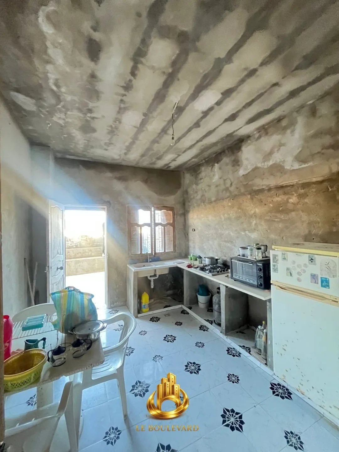 À Vendre Villa R+1 à Rénover à seulement 100 mètres de la plage à Maamoura, Nabeul