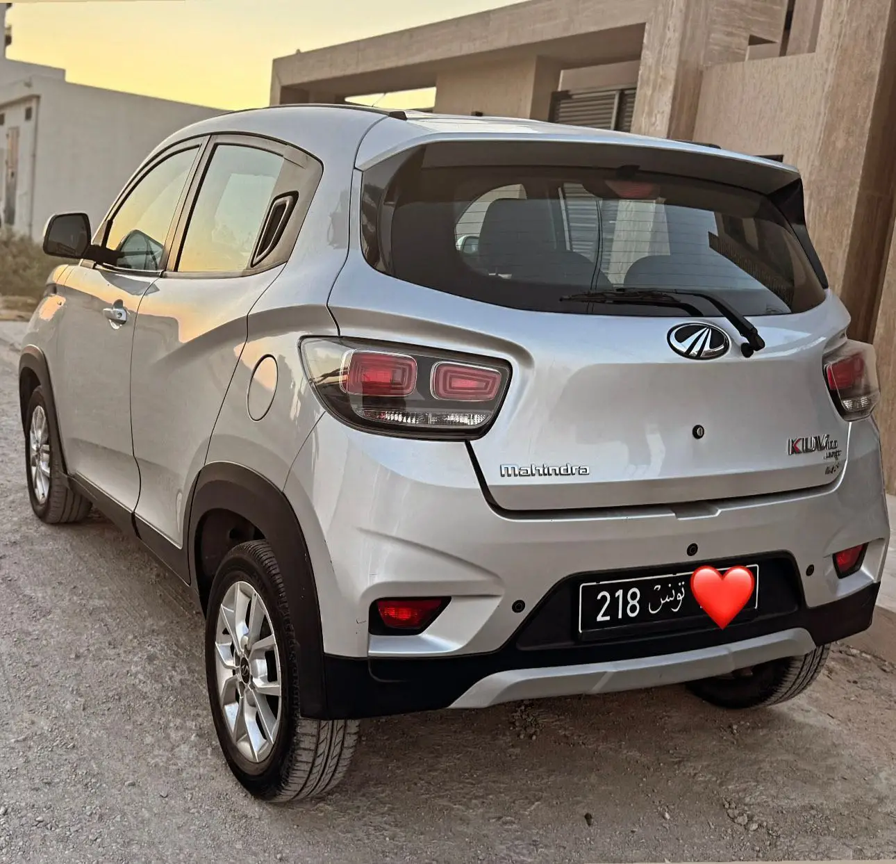 Mahindra kuv 100 k6+