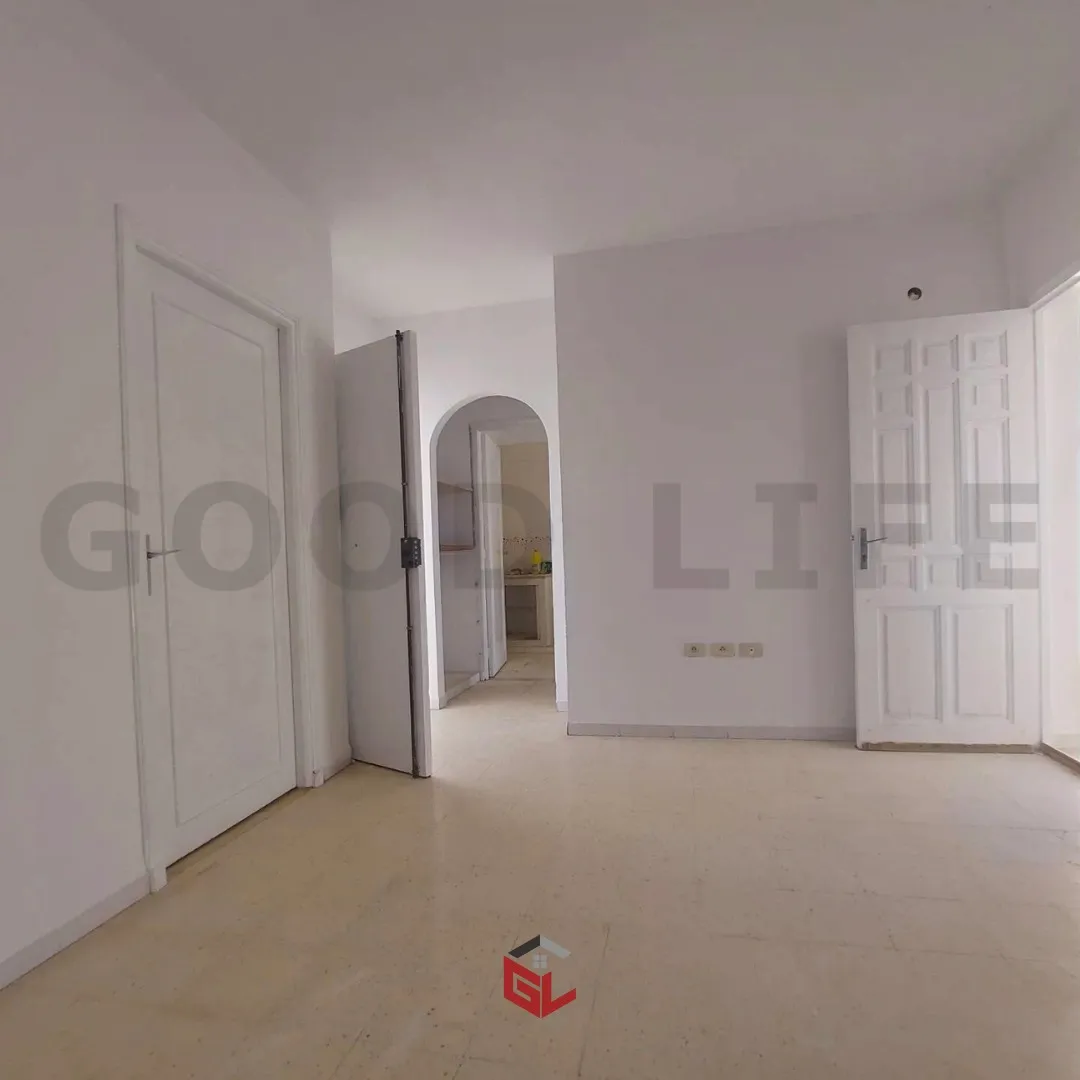 Ariana: Vente Terrain avec maisonnette 