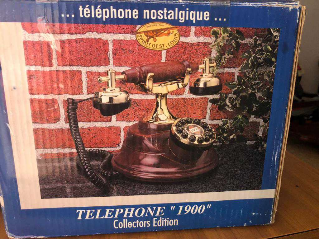 Téléphone antique en bois tt neuf