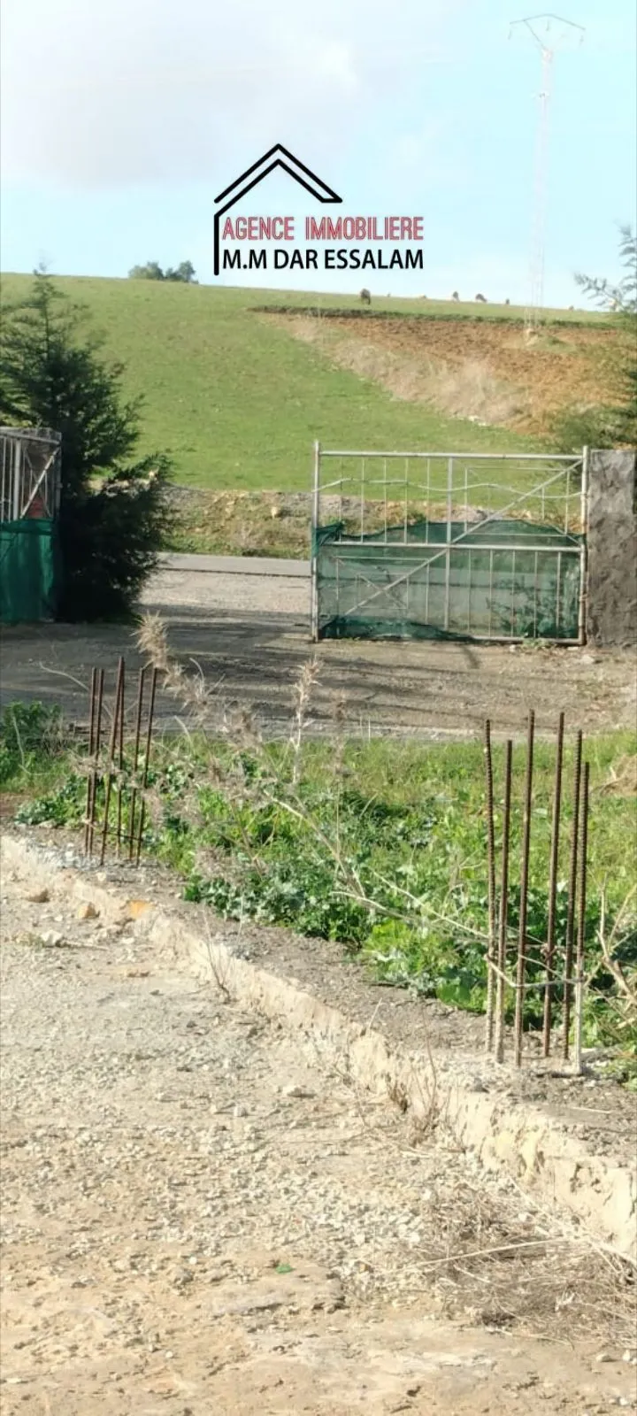 terrain se trouve directement sur la route principal