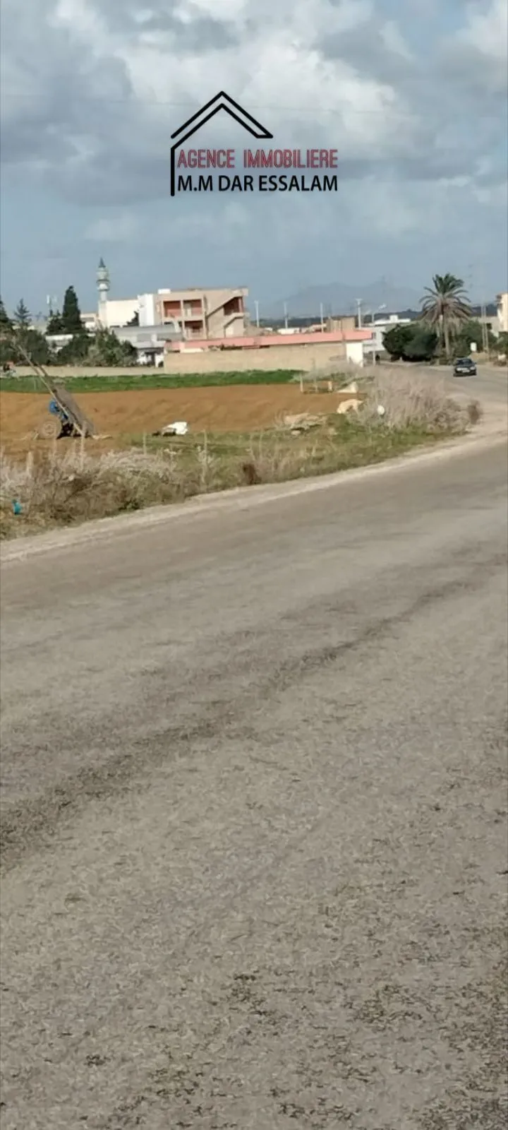 terrain se trouve directement sur la route principal