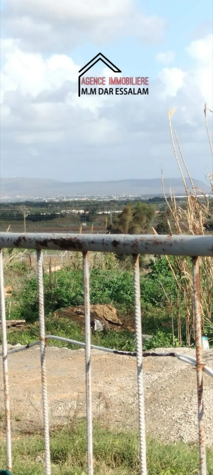 terrain se trouve directement sur la route principal