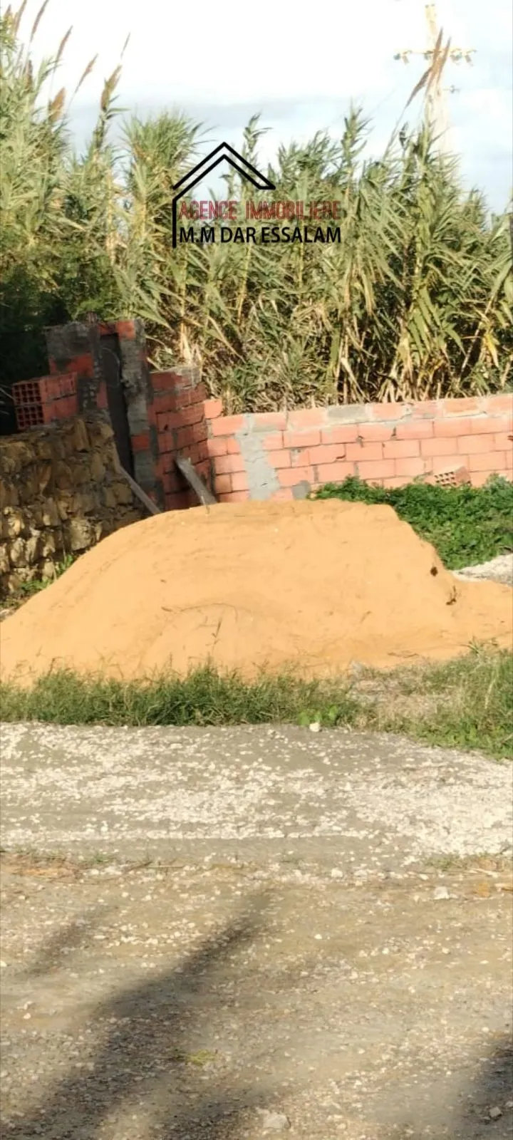 terrain se trouve directement sur la route principal