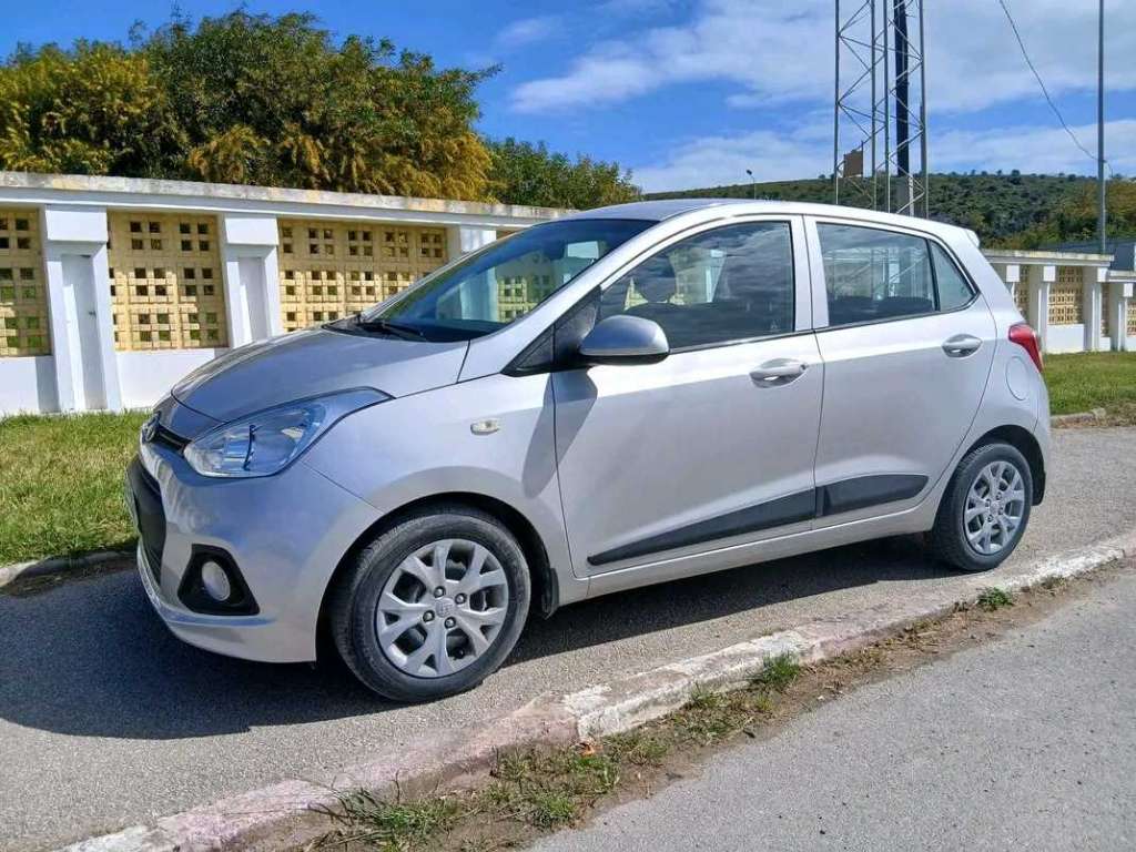 HYANDAI GRAND I 10 PREMIÈRE MAIN EN TRÈS BON ÉTAT 