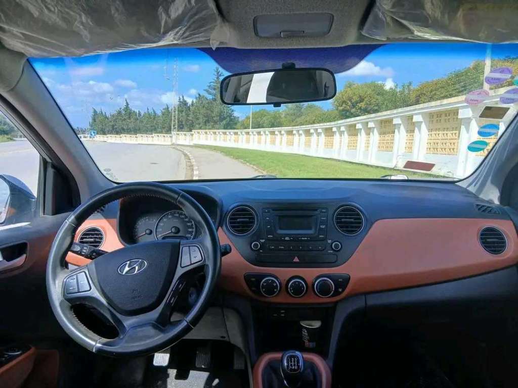 HYANDAI GRAND I 10 PREMIÈRE MAIN EN TRÈS BON ÉTAT 