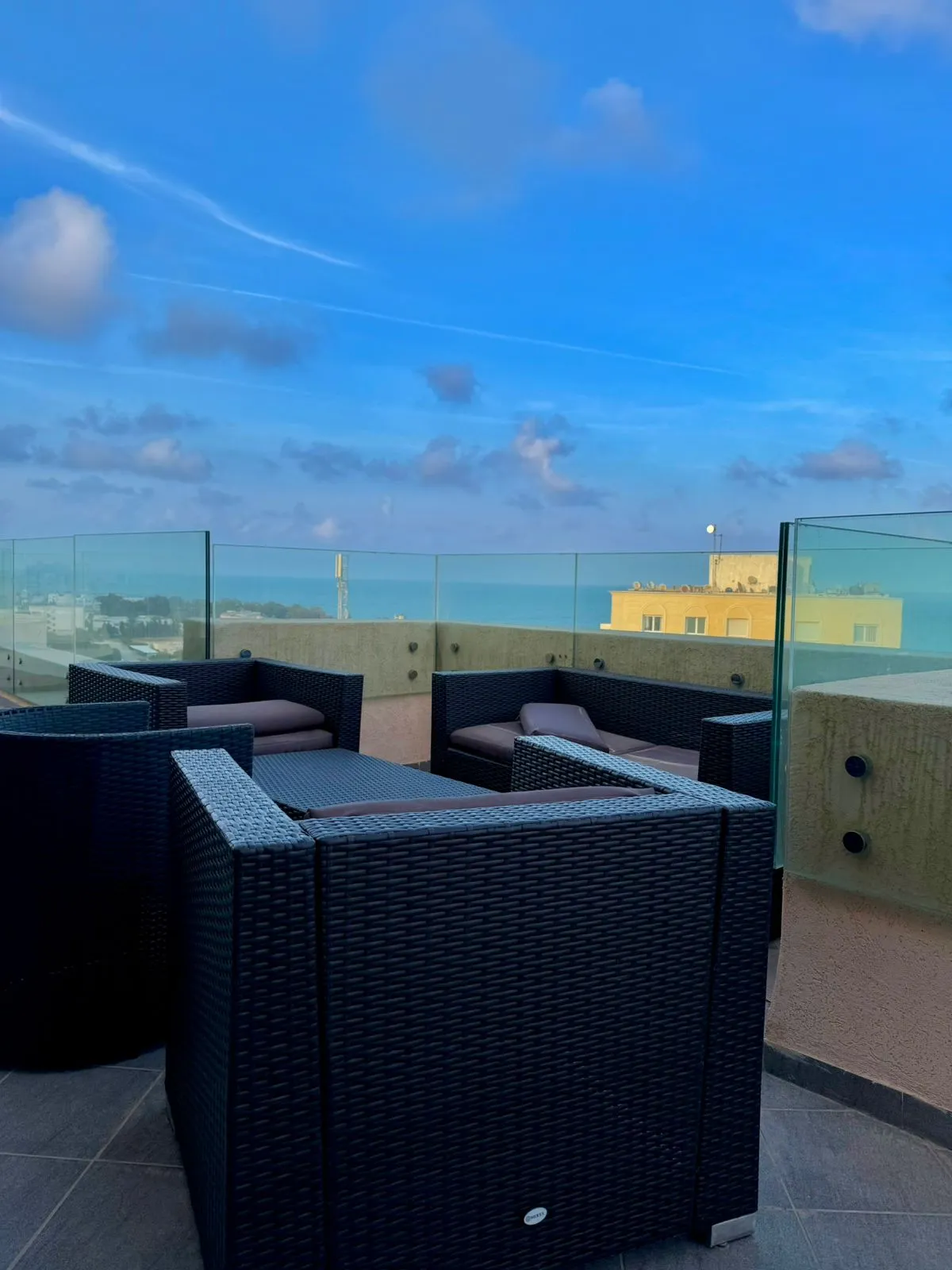 À VENDRE – PENTHOUSE VUE MER EXCEPTIONNELLE À KHZEMA EST