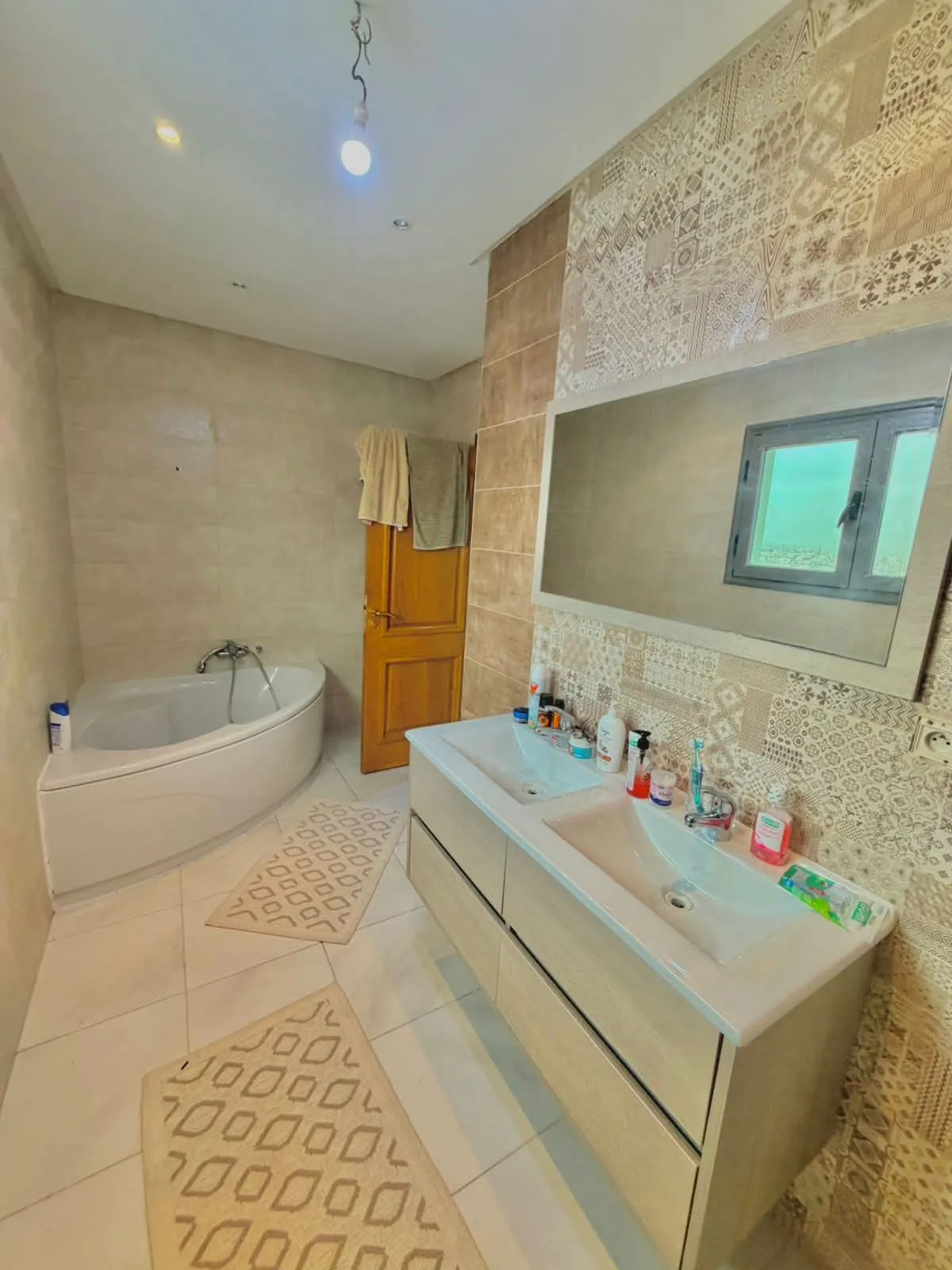 À VENDRE – PENTHOUSE VUE MER EXCEPTIONNELLE À KHZEMA EST