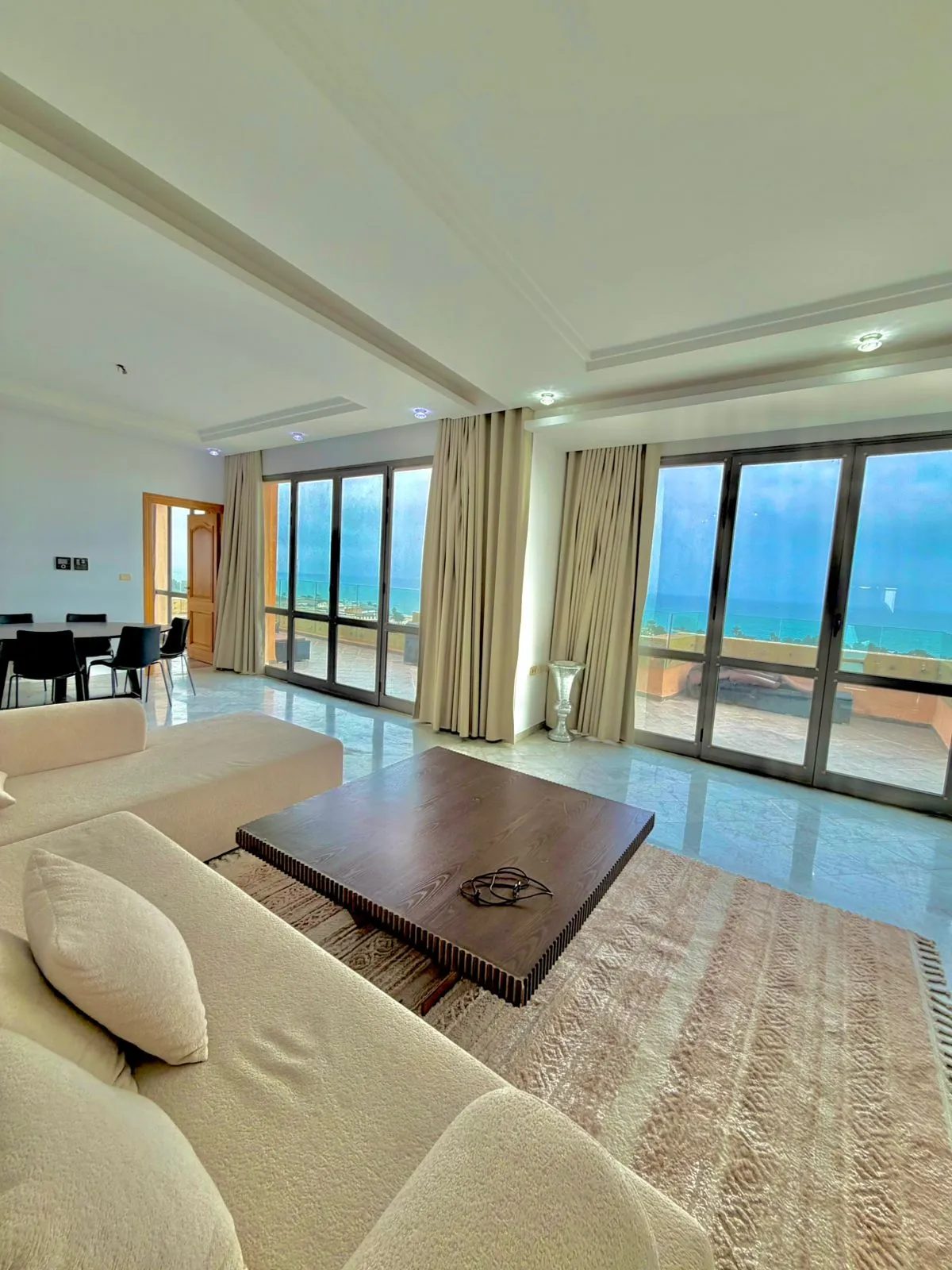 À VENDRE – PENTHOUSE VUE MER EXCEPTIONNELLE À KHZEMA EST