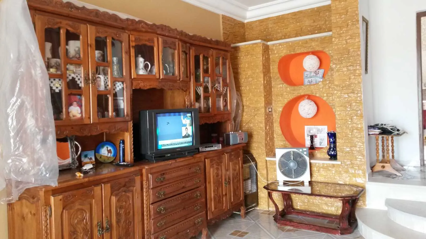 للبيع طابق فيلا + مسكن أرضي مستقلان قرب الواحة في دقاش