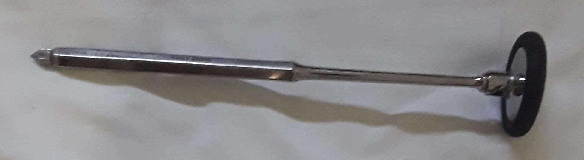 Je vends un marteau à réflexe peu utilisé importé depuis la France en bon état à 10 DT - Monastir