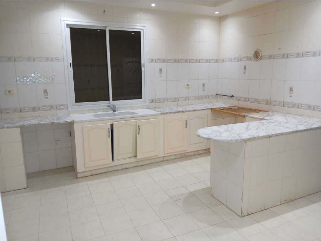 Maison a akouda  Spacieux S+4 en Rez-de-Chaussée - À Louer