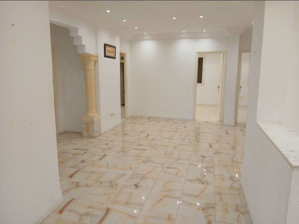 Maison a akouda  Spacieux S+4 en Rez-de-Chaussée - À Louer