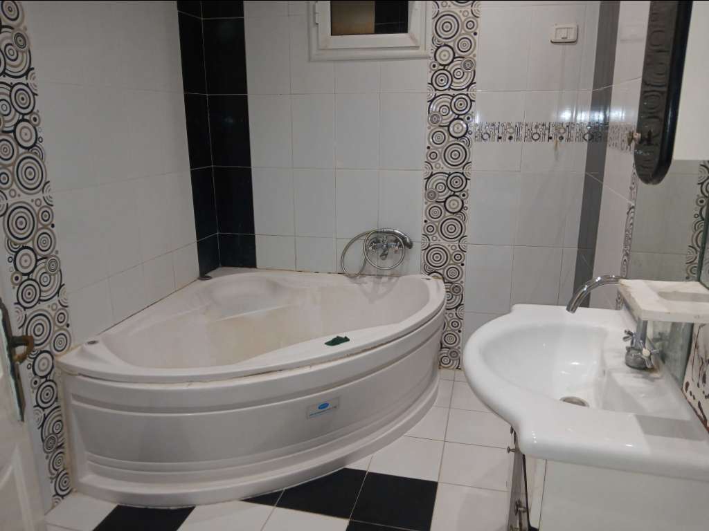 Maison a akouda  Spacieux S+4 en Rez-de-Chaussée - À Louer