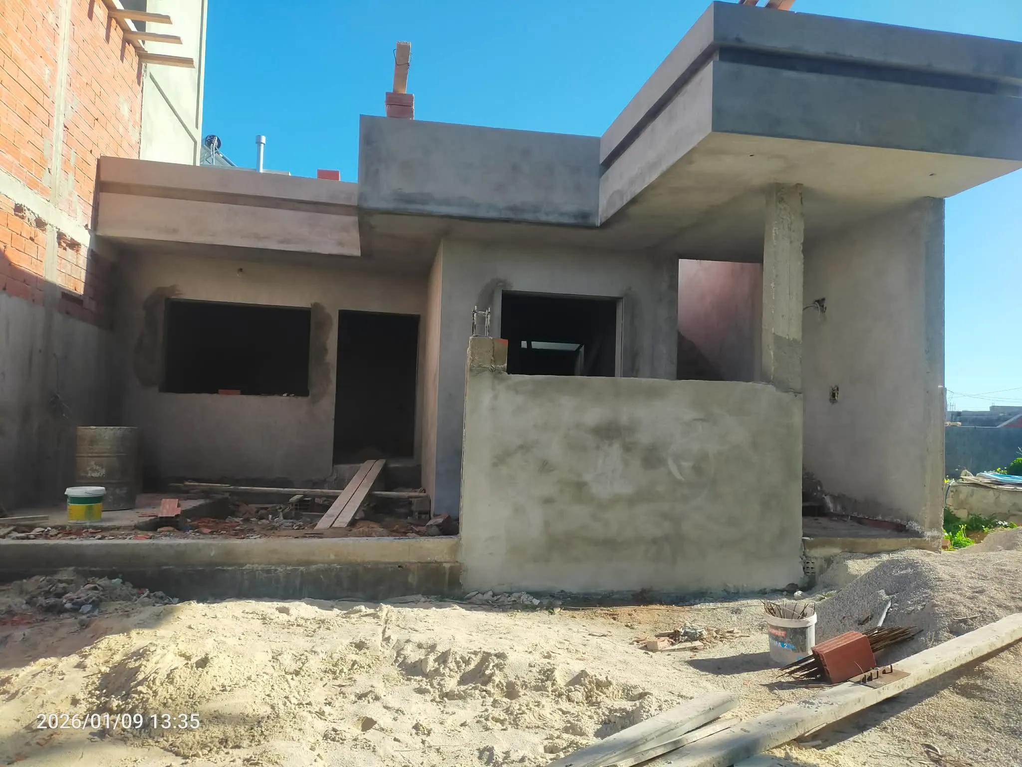 للبيع منزل مستقل في طور الانجاز نسلموه جاهز للسكن في الشاطئ القبلي الهوارية