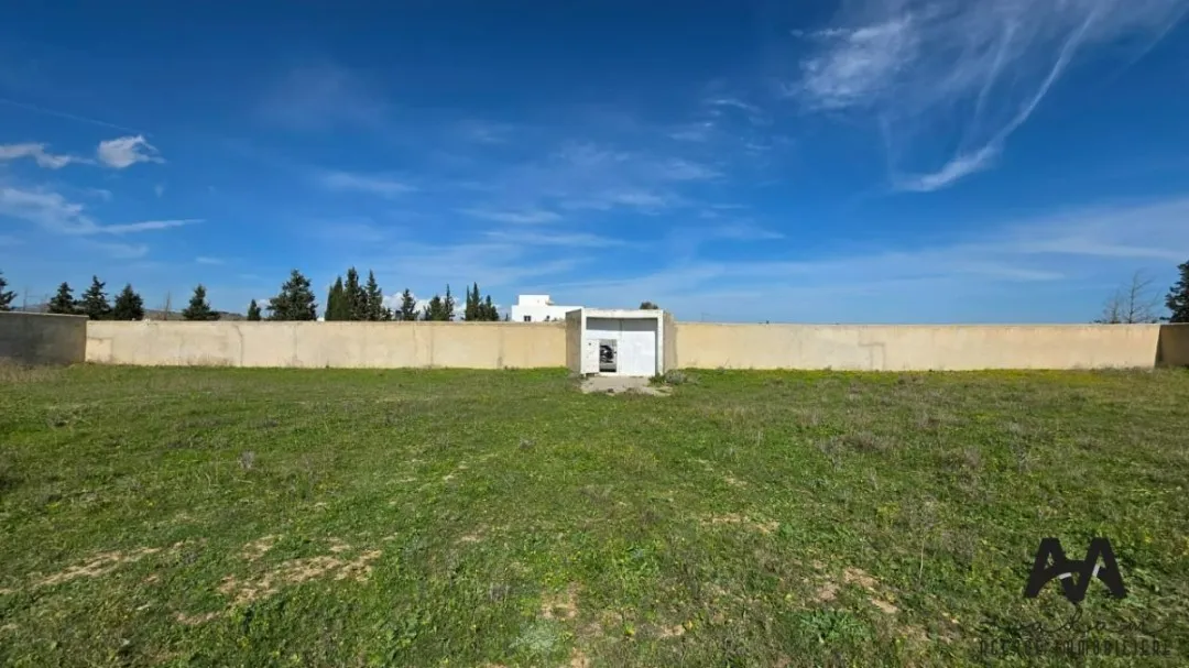 Terrain clôturé de 8 200 m² à Hammamet
