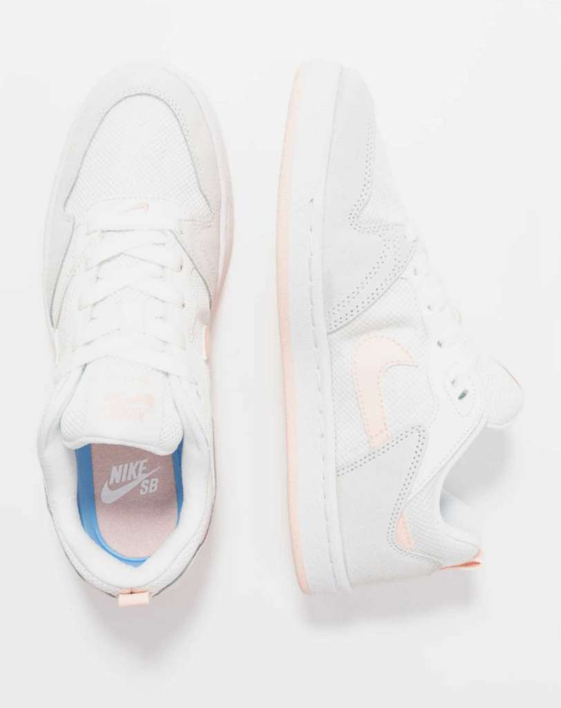 Sneaker Nike tout neuf importé blanc / rose 