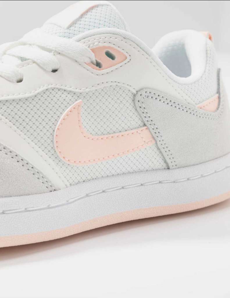 Sneaker Nike tout neuf importé blanc / rose 