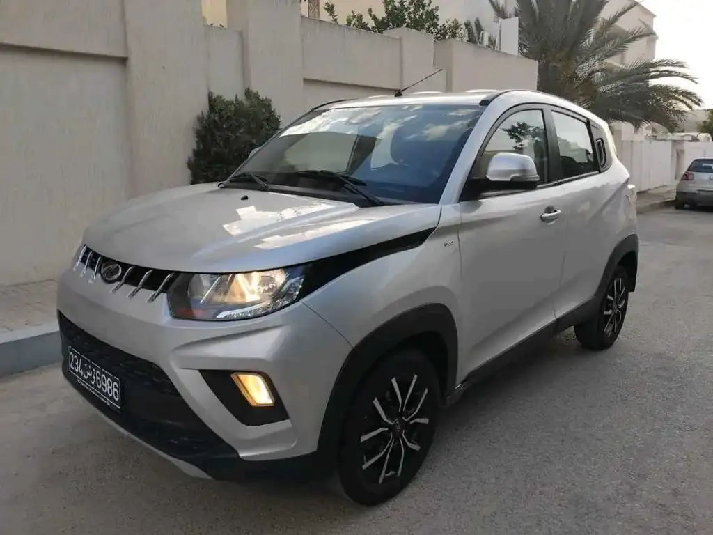 MAHINDRA K 8 KUV 100 PREMIÈRE MAIN