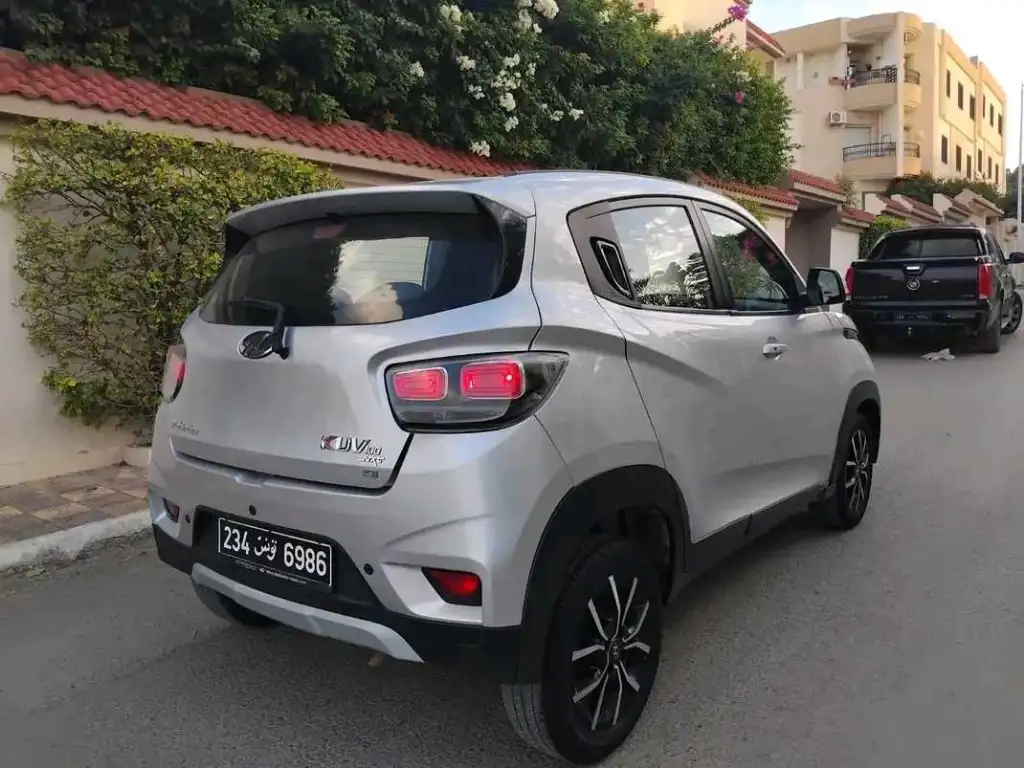 MAHINDRA K 8 KUV 100 PREMIÈRE MAIN