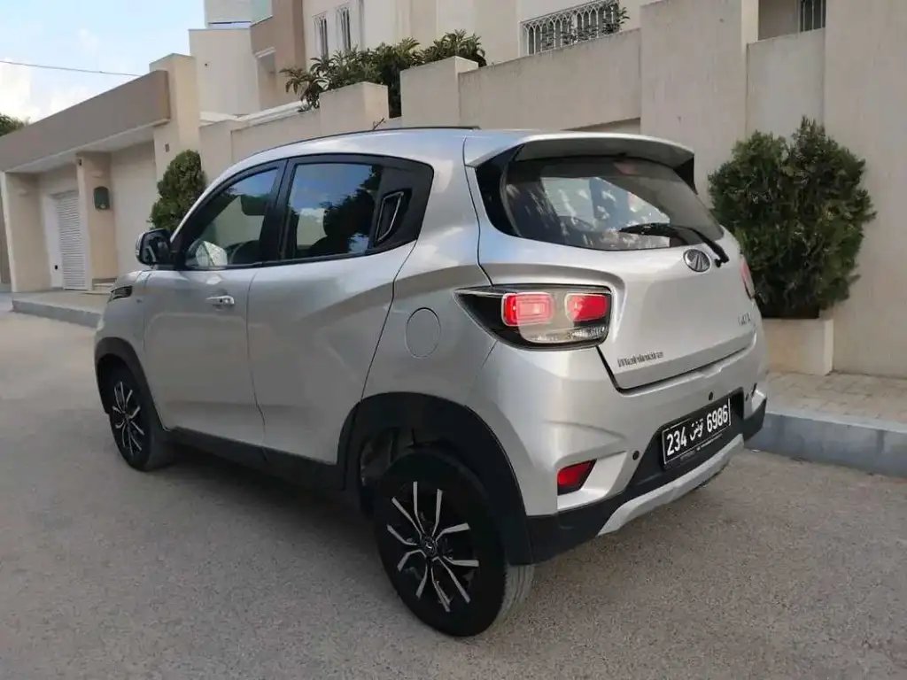 MAHINDRA K 8 KUV 100 PREMIÈRE MAIN