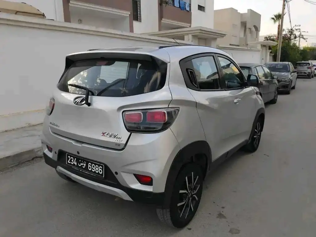 MAHINDRA K 8 KUV 100 PREMIÈRE MAIN
