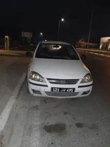 A vendre une voiture état neuf 5 place prix négo