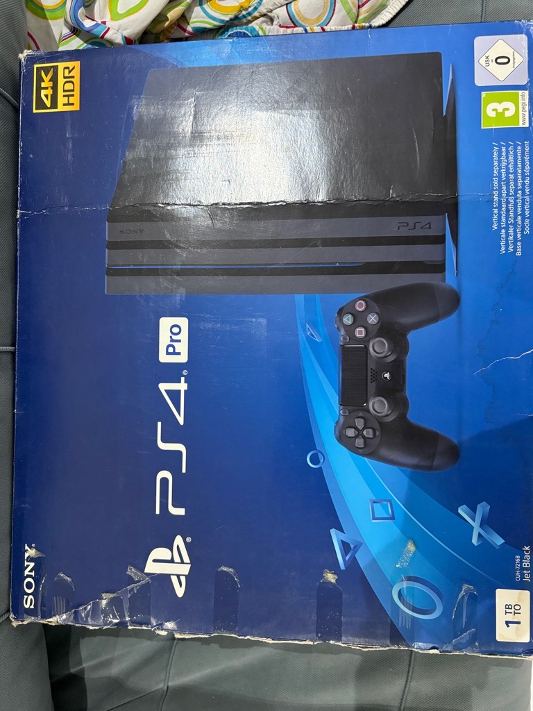 Ps4 pro jdida avec 4 mannetes
