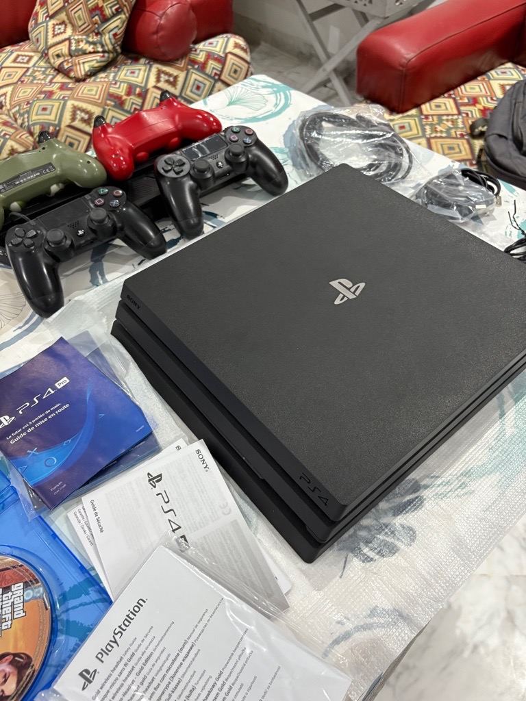 Ps4 pro jdida avec 4 mannetes