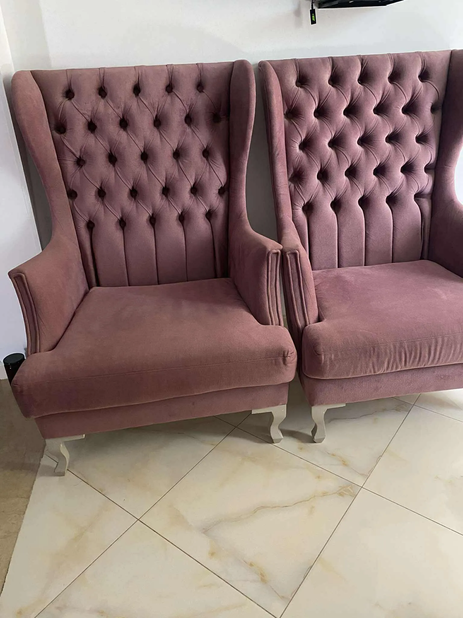 DEUX CANAPES SALON ET DEUX CHAISES DE DECORATION