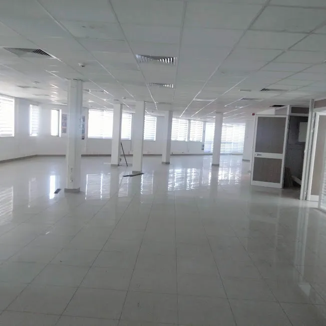 Super bureau 710 m² au lac 1