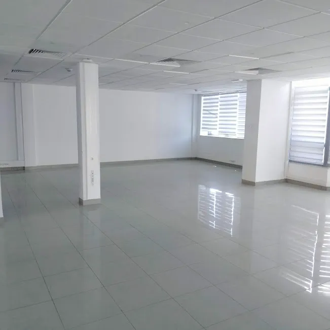 Super bureau 710 m² au lac 1