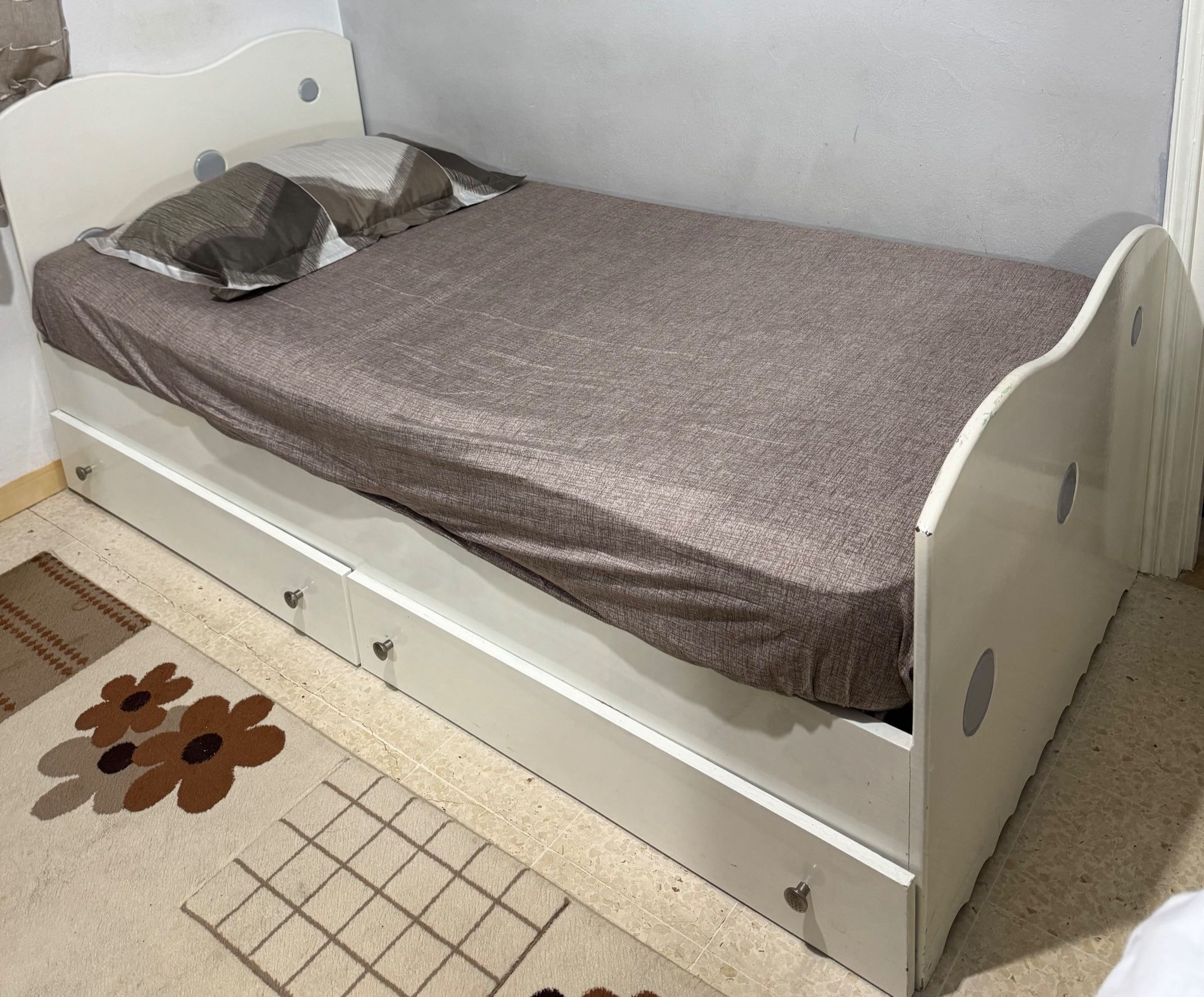 BUREAU ET LIT UNE PLACE EN TRES BONNE ETAT 