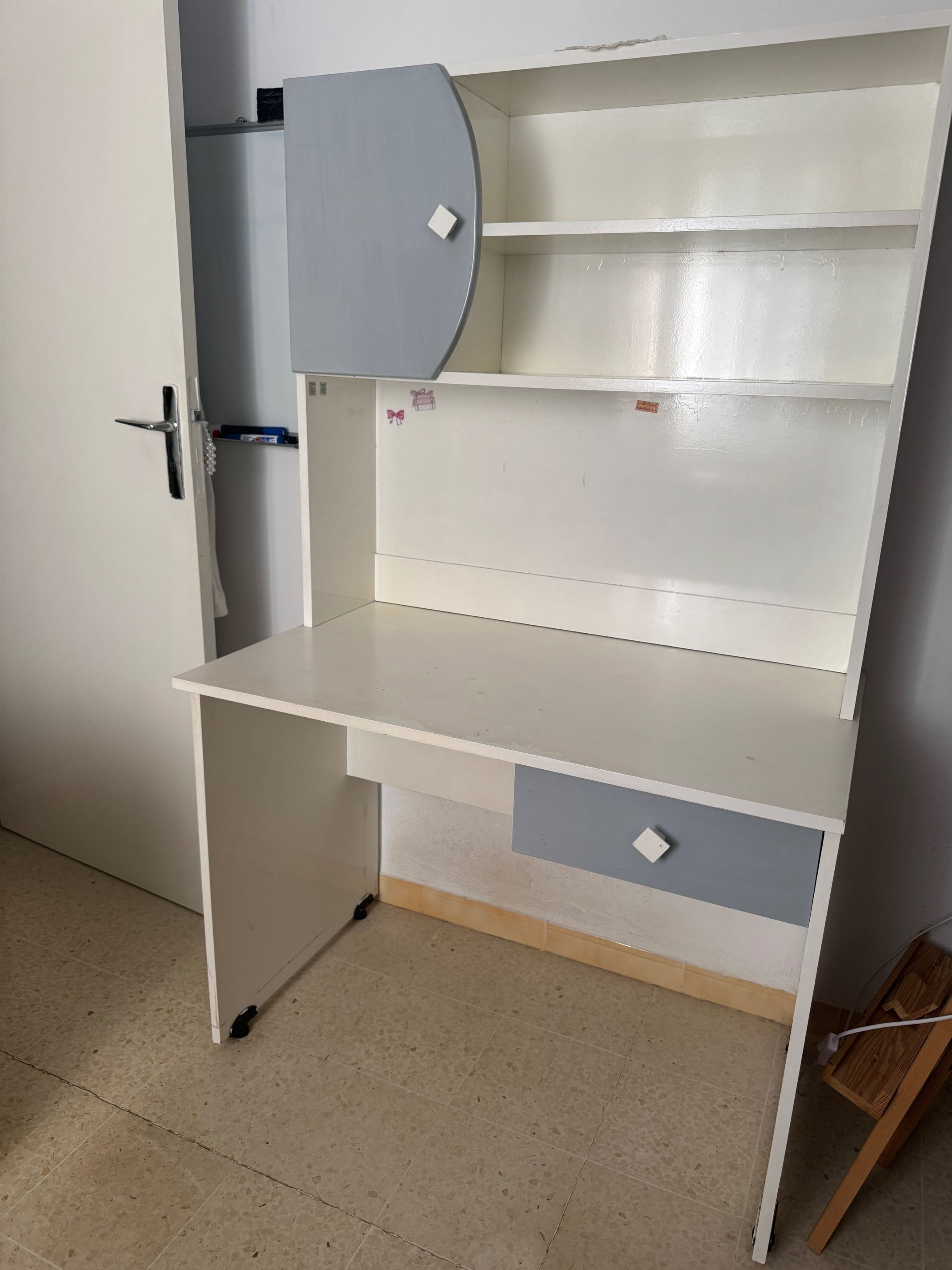 BUREAU ET LIT UNE PLACE EN TRES BONNE ETAT 