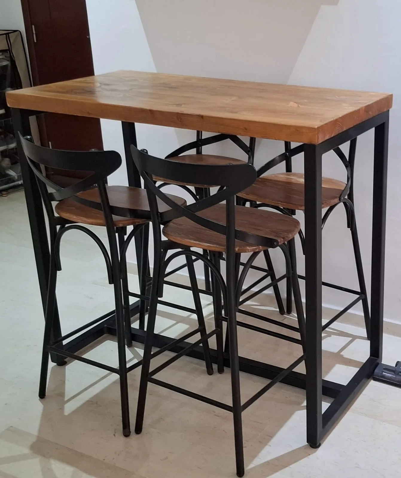 Table haute avec 4 chaises