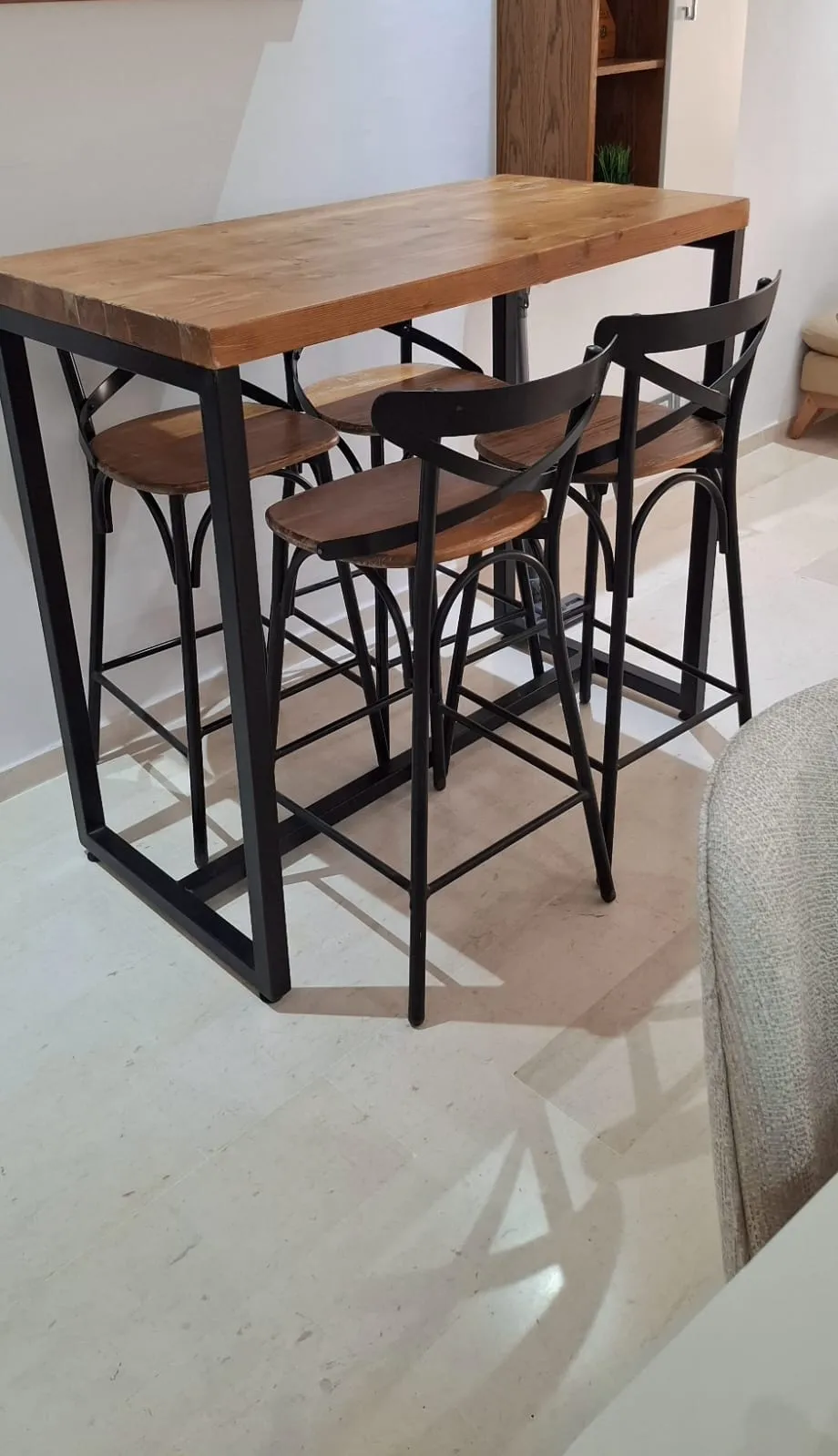 Table haute avec 4 chaises