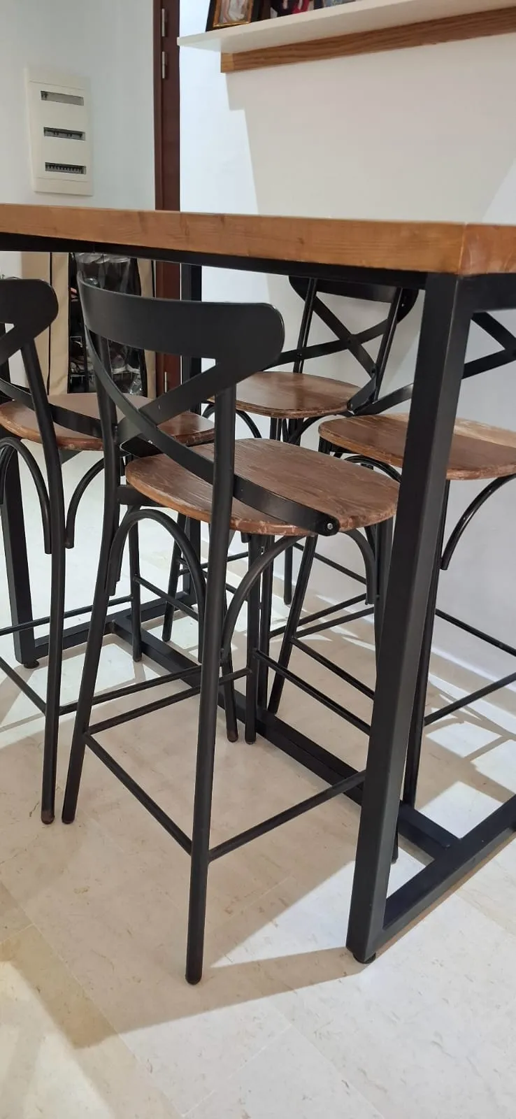 Table haute avec 4 chaises