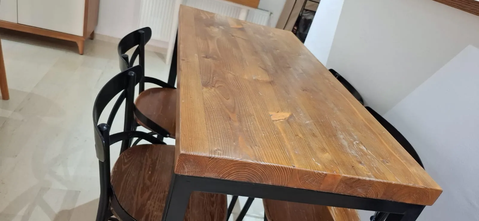Table haute avec 4 chaises