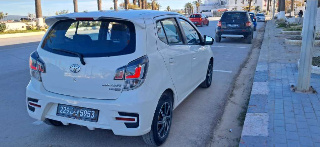 TOYOTA AGYA PREMIÈRE MAIN 