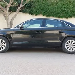 Audi A3 en bonne état BVM 1.2 5 CV moteur Golf 7