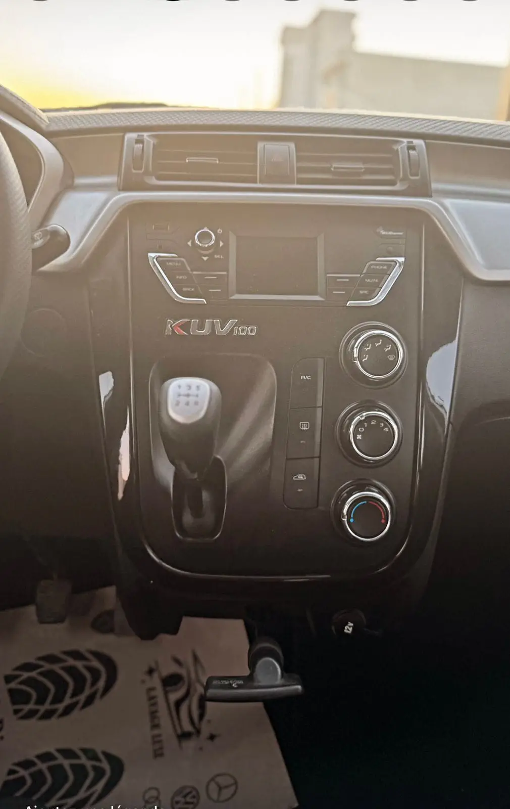 Mahindra kuv 100 k6+