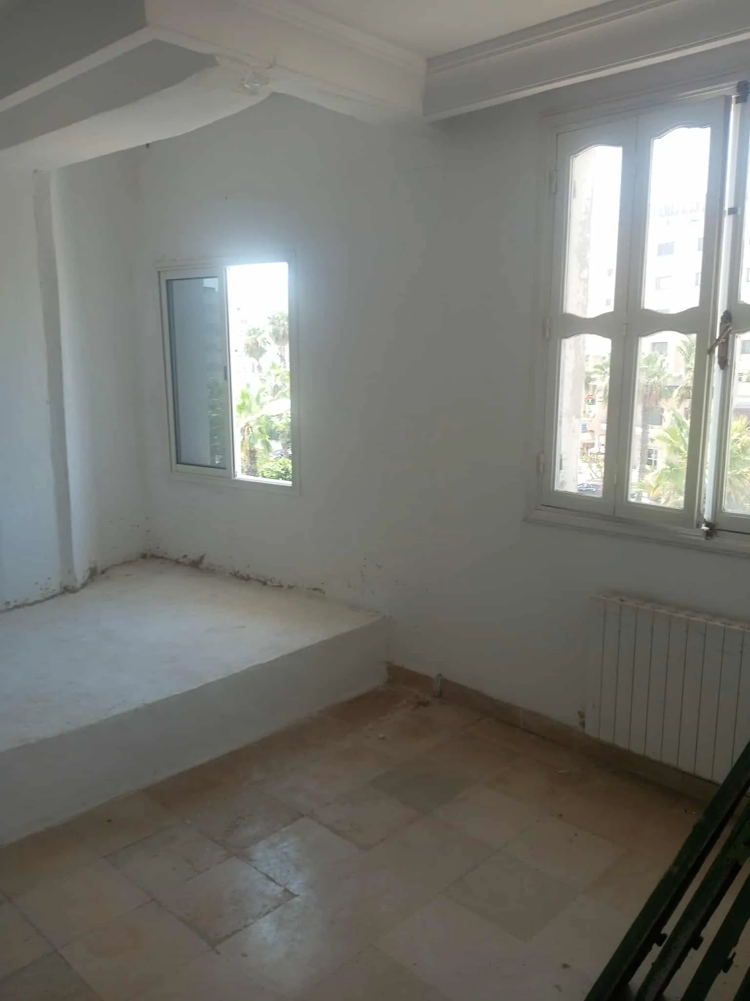 un bureau spacieux s+3 au 3éme étage (avec ascenseur) a louer a manar 2 en Face Colisée Soula