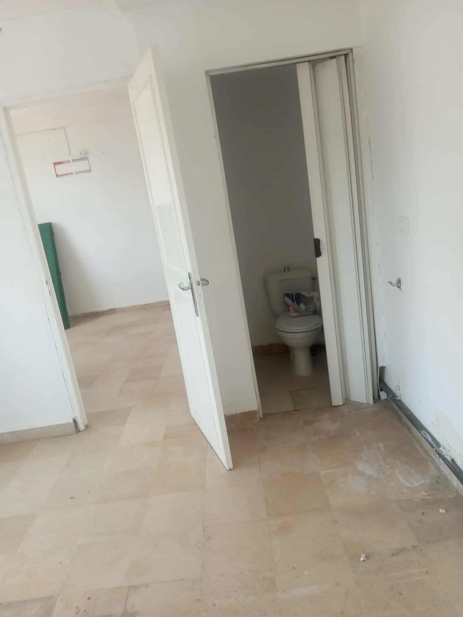 un bureau spacieux s+3 au 3éme étage (avec ascenseur) a louer a manar 2 en Face Colisée Soula