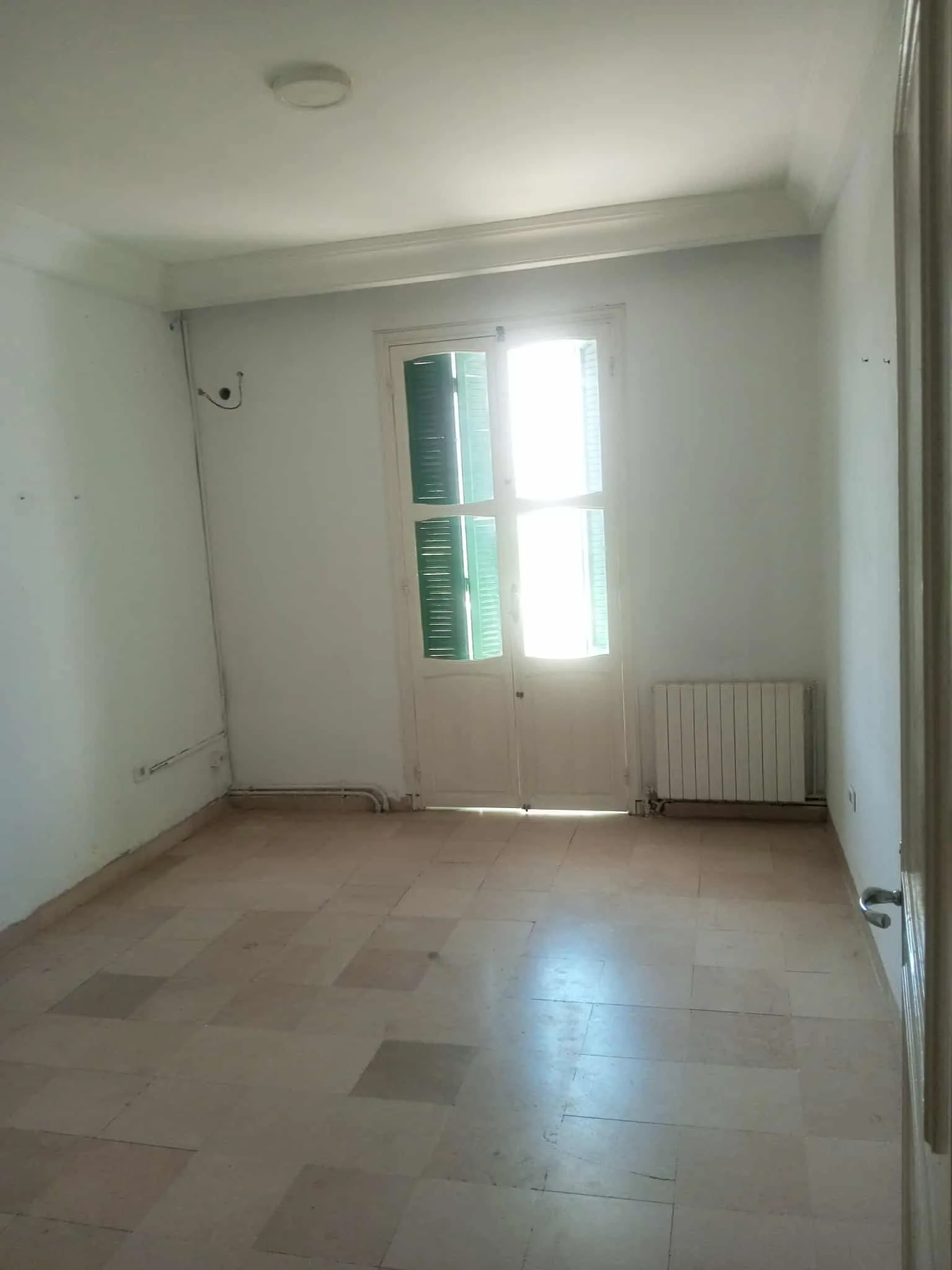 un bureau spacieux s+3 au 3éme étage (avec ascenseur) a louer a manar 2 en Face Colisée Soula