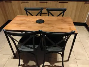 *Table à manger avec 4 chaises – Très bon état*