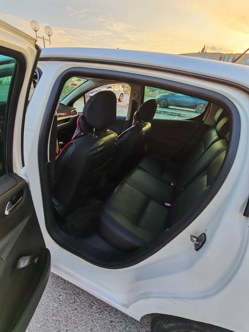 Peugeot 207 1.4 16v 90 ch – 6 CV