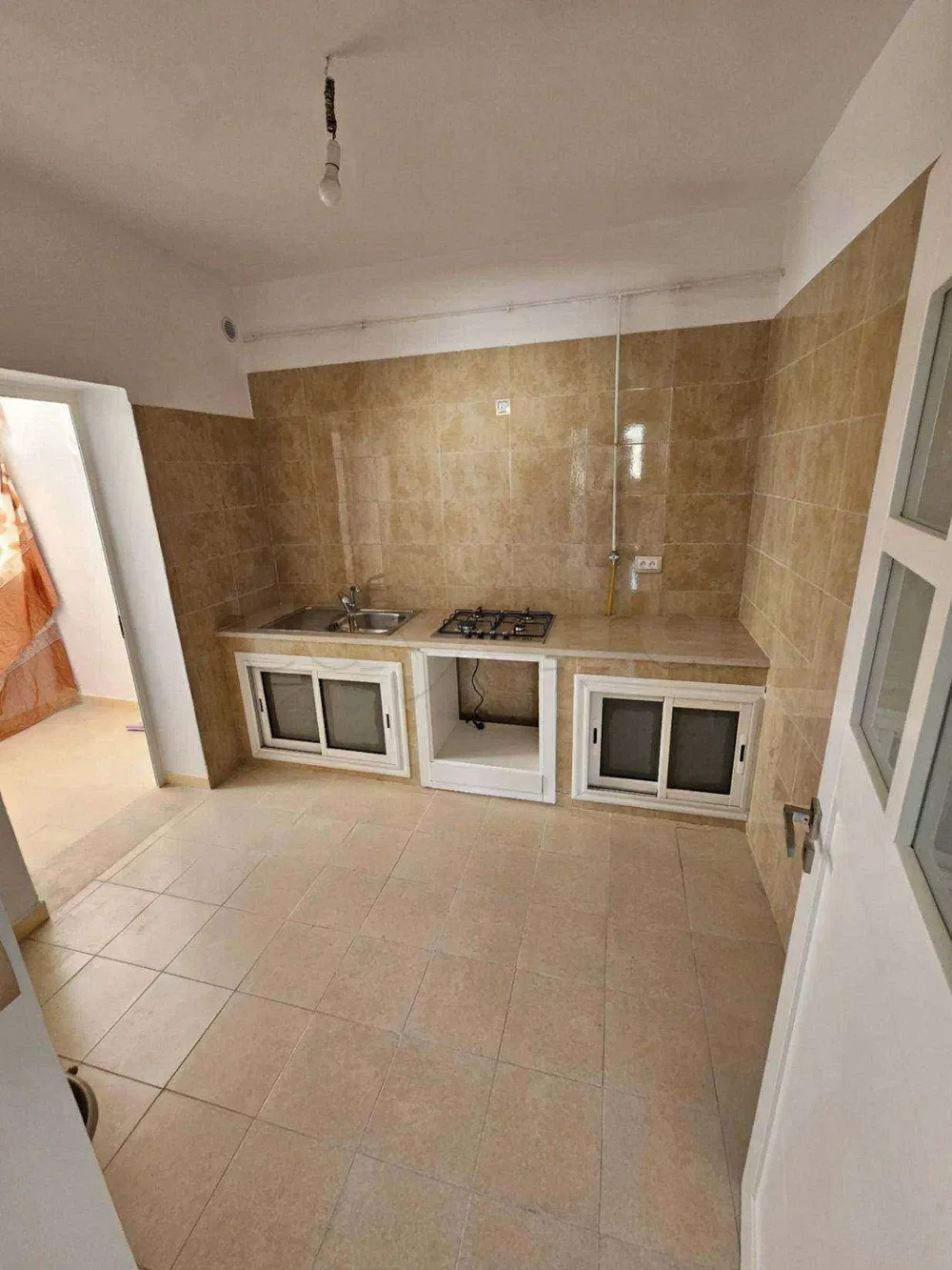 un appartement s+3 rénové au 3éme étage(sans ascenseur) a louer a cité hadika prés de kiosque ola